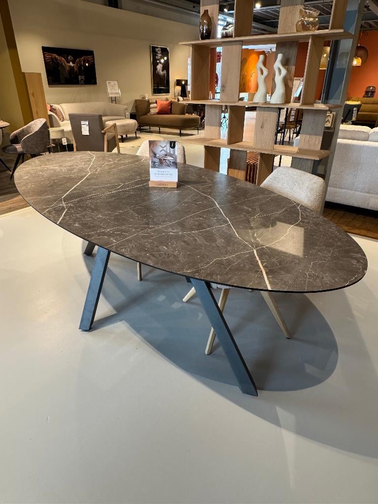 Te koop: XOOON tafel, Huis en Inrichting, Tafels | Eettafels, 200 cm of meer, Zo goed als nieuw, Vijf personen of meer, Metaal