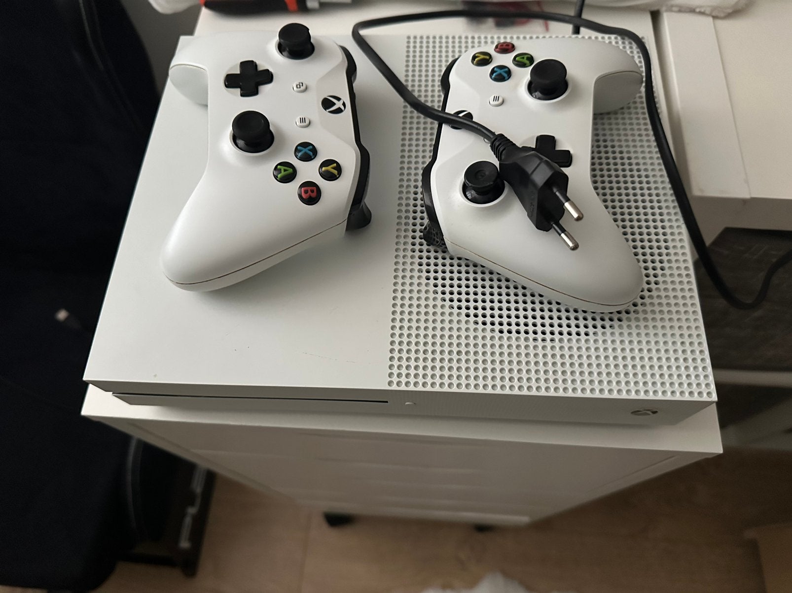 Xbox one s met 2 controllers, Ophalen, Zo goed als nieuw, 500 GB, Met 2 controllers