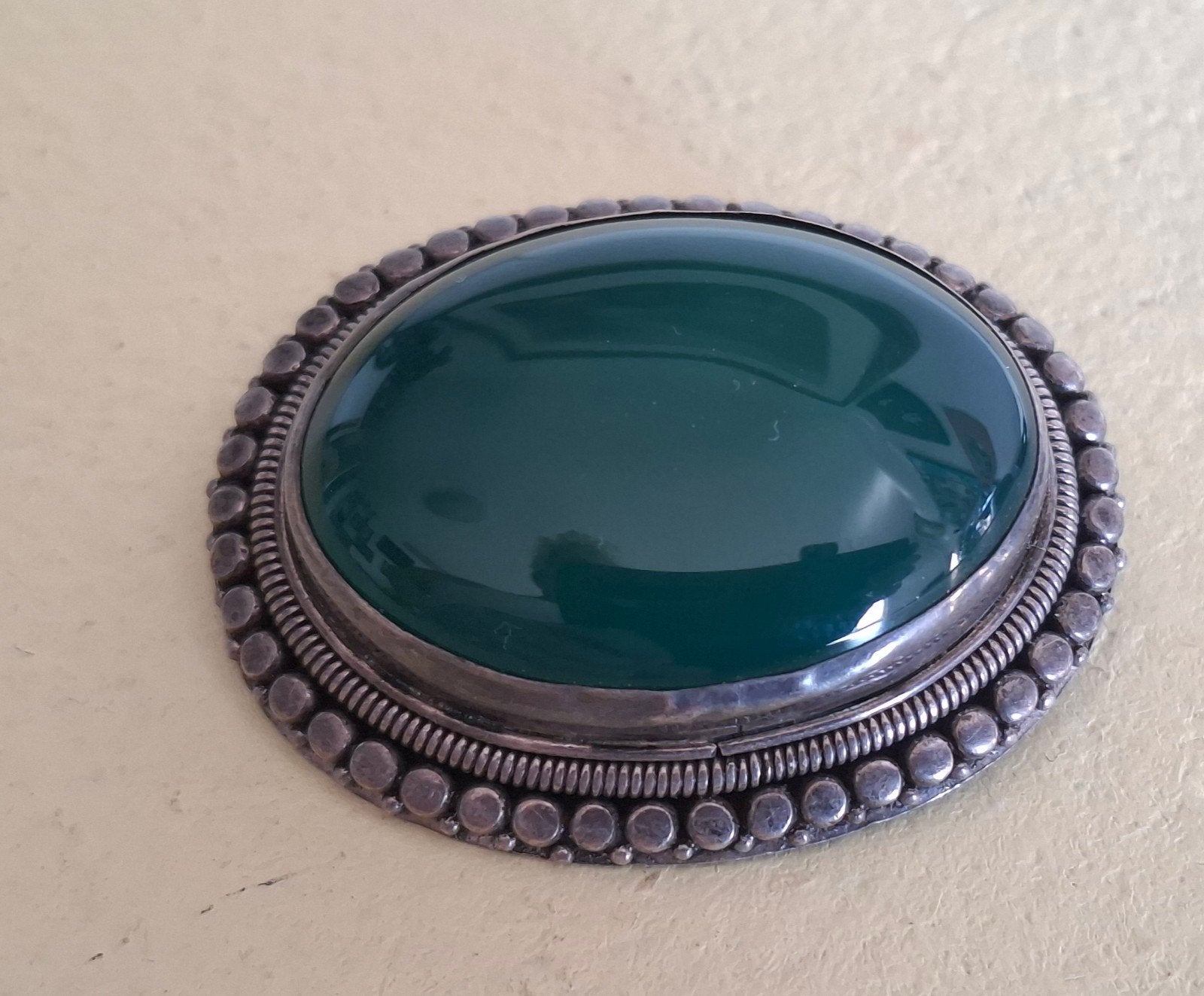 Vintage zilveren broche met groene steen - 4x3 cm, 4 tot 7 cm, Gebruikt, Ophalen of Verzenden, Met edelsteen