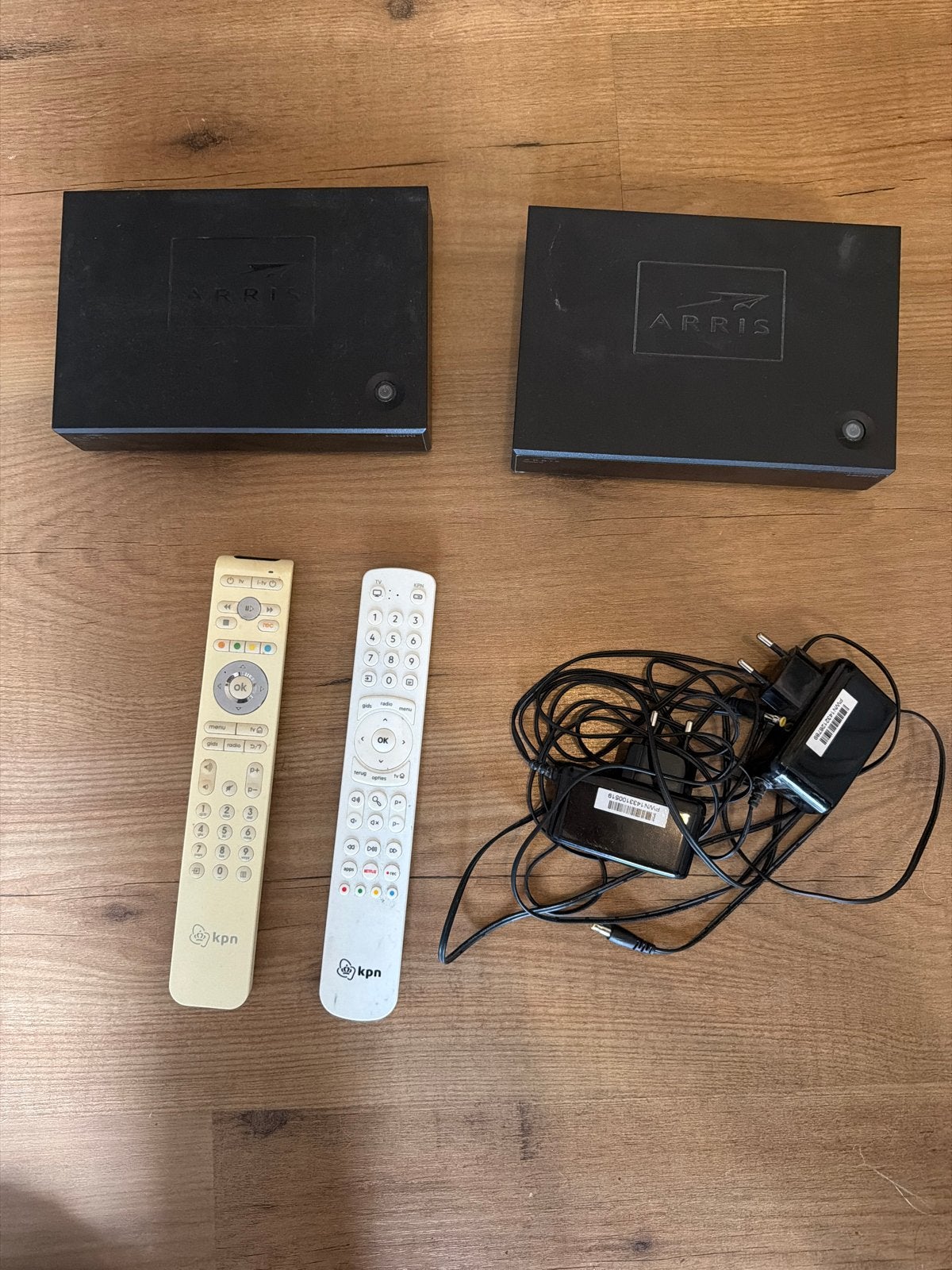 2x Arris VIP2952 Decoder met afstandsbediening en adapte, Ophalen of Verzenden, Gebruikt, Decoder