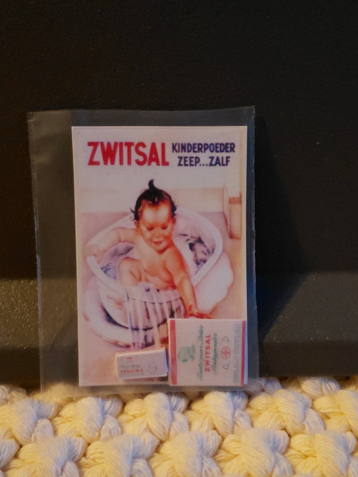 zwitsal poster met talkpoeder en zeepje voor poppenhuis, Ophalen of Verzenden, Nieuw, Poppenhuis