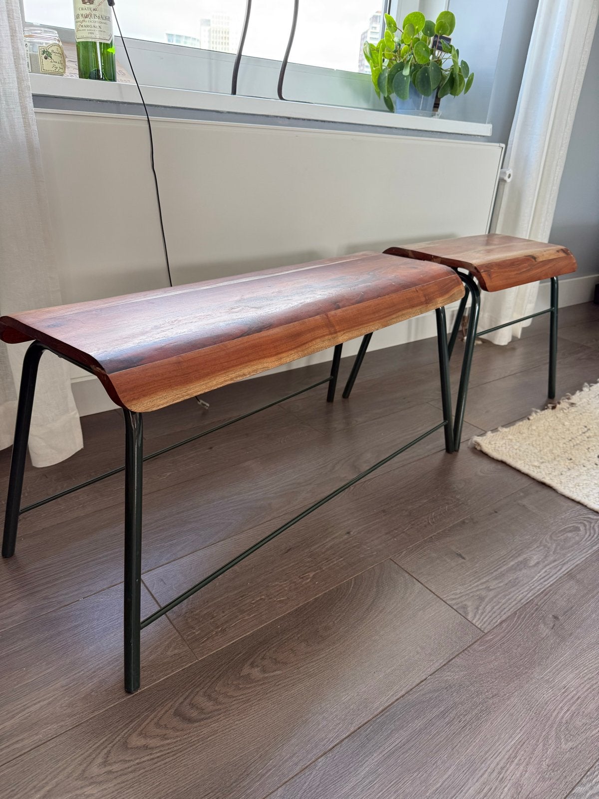 Prachtige houten bankjes met metalen onderstel van Zara Home, Huis en Inrichting, Stoelen, Ophalen, Gebruikt, Twee, Bruin