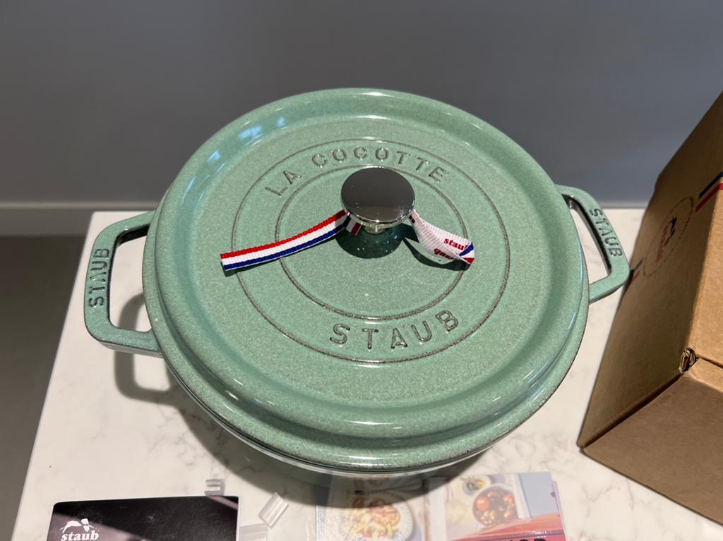Nieuwe Staub braadpan 24 cm Salie in doos, Gietijzer, Nieuw, Ophalen of Verzenden, Staub