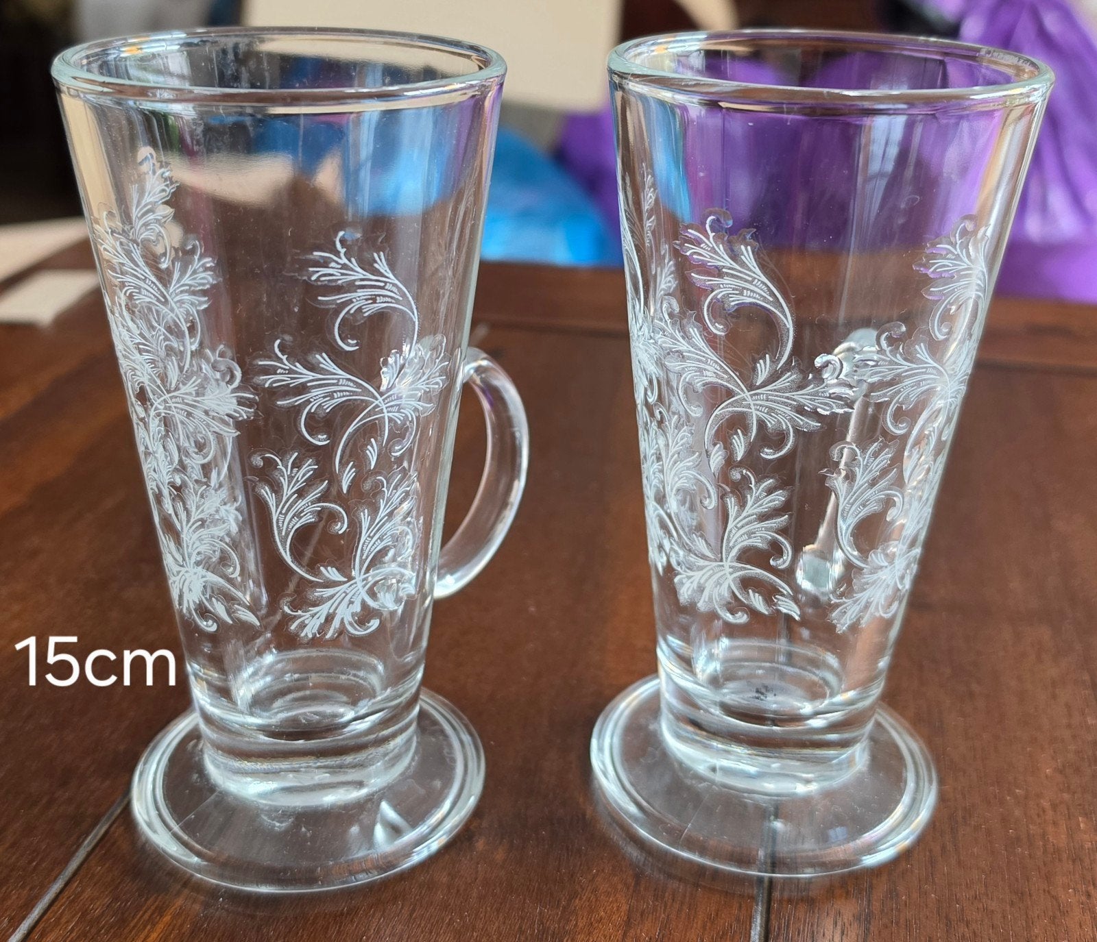 Set van 2 glazen met handvat en decoratief patroon, Antiek en Kunst, Ophalen of Verzenden