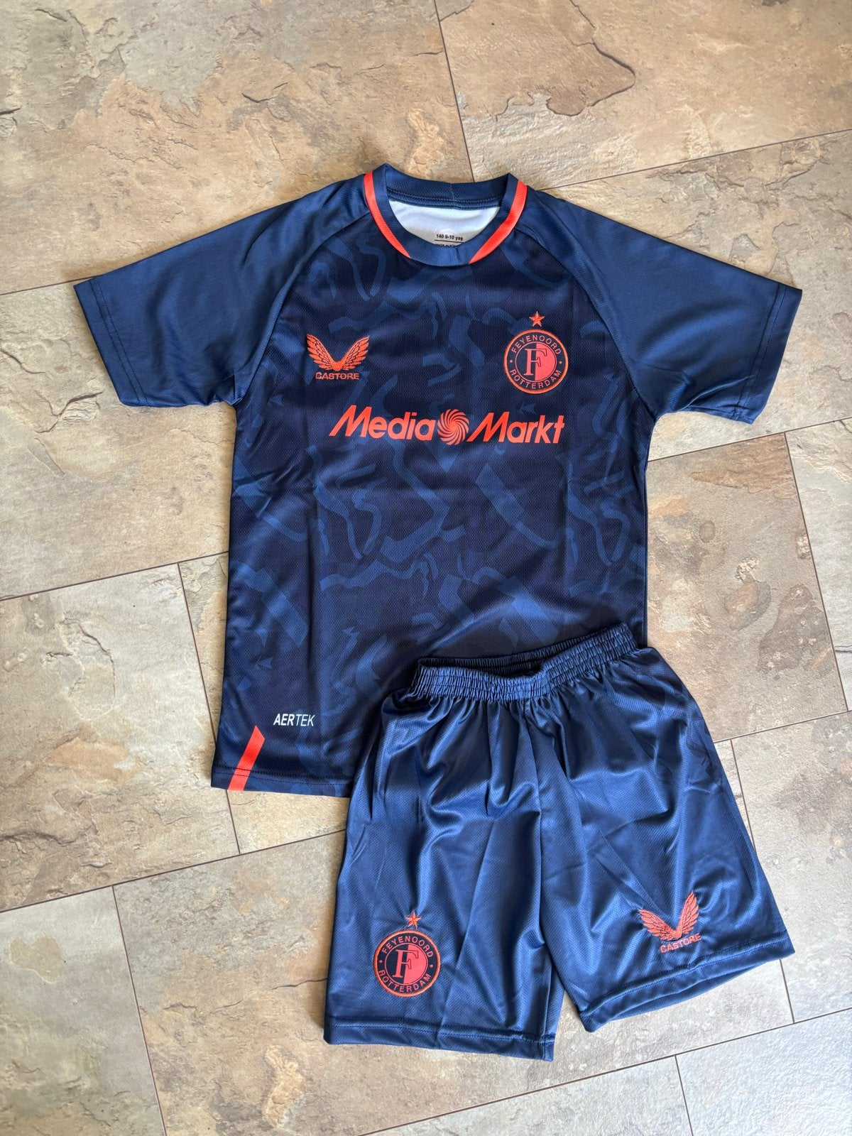Feyenoord tenue diverse maten + GRATIS DUMPLING SQUISHY, Maat M, Ophalen of Verzenden, Nieuw, Set