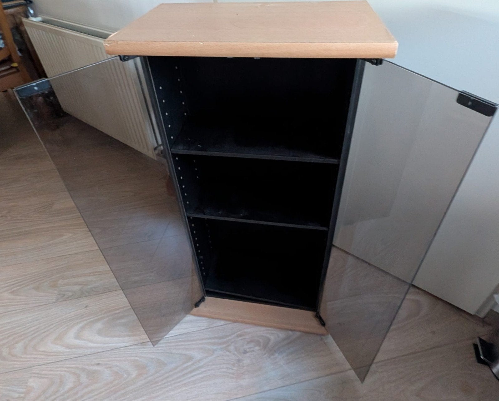Zwart glazen kastje met houten accenten, Ophalen
