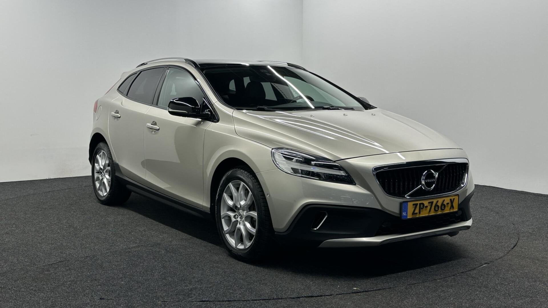 Volvo V40 Cross Country 1.5 T3 Polar+ Luxury LEER PANO NAVI, 4 cilinders, Automatische klimaatregeling, 152 pk, Autotrust