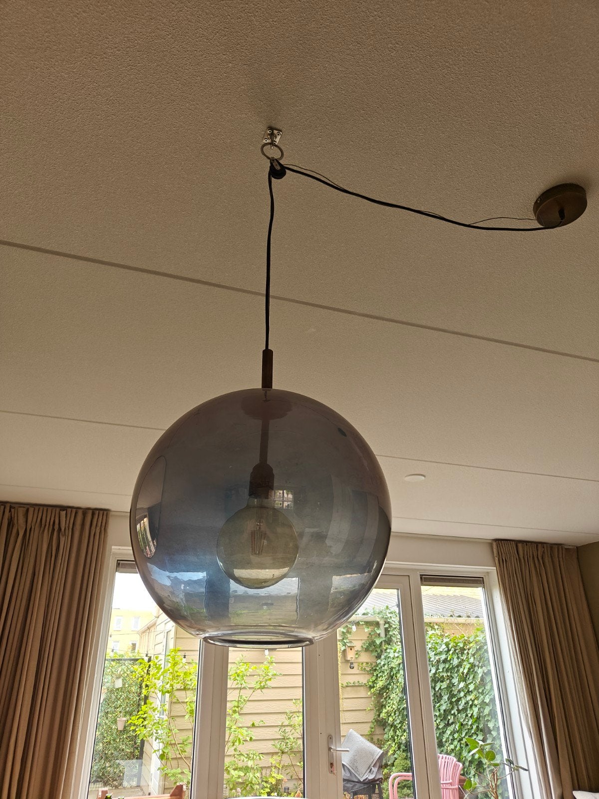 Grote glazen bol hanglamp met bronzen details, Ophalen, E27 (groot), Zo goed als nieuw, Glas