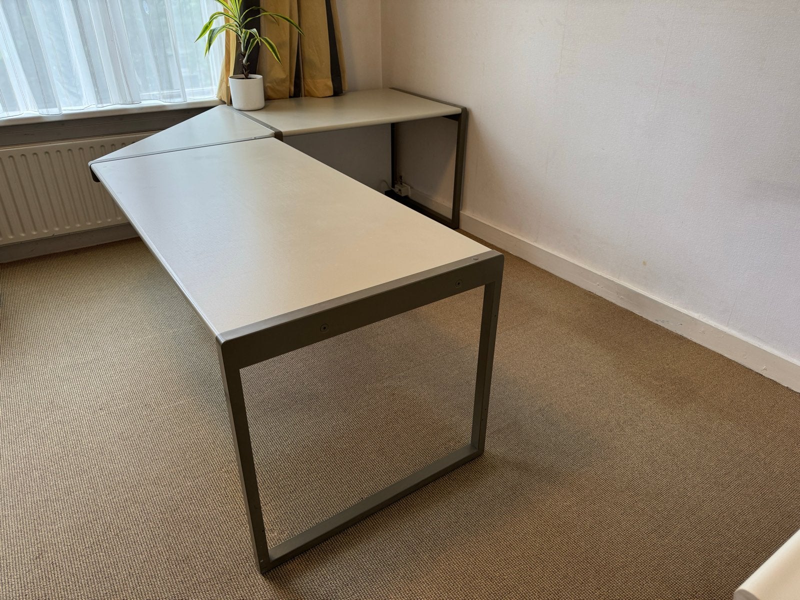 Hoekbureau 240x200 cm met stalen staanders, Huis en Inrichting, Bureaus, Ophalen, Gebruikt, Metaal, Hoekbureau