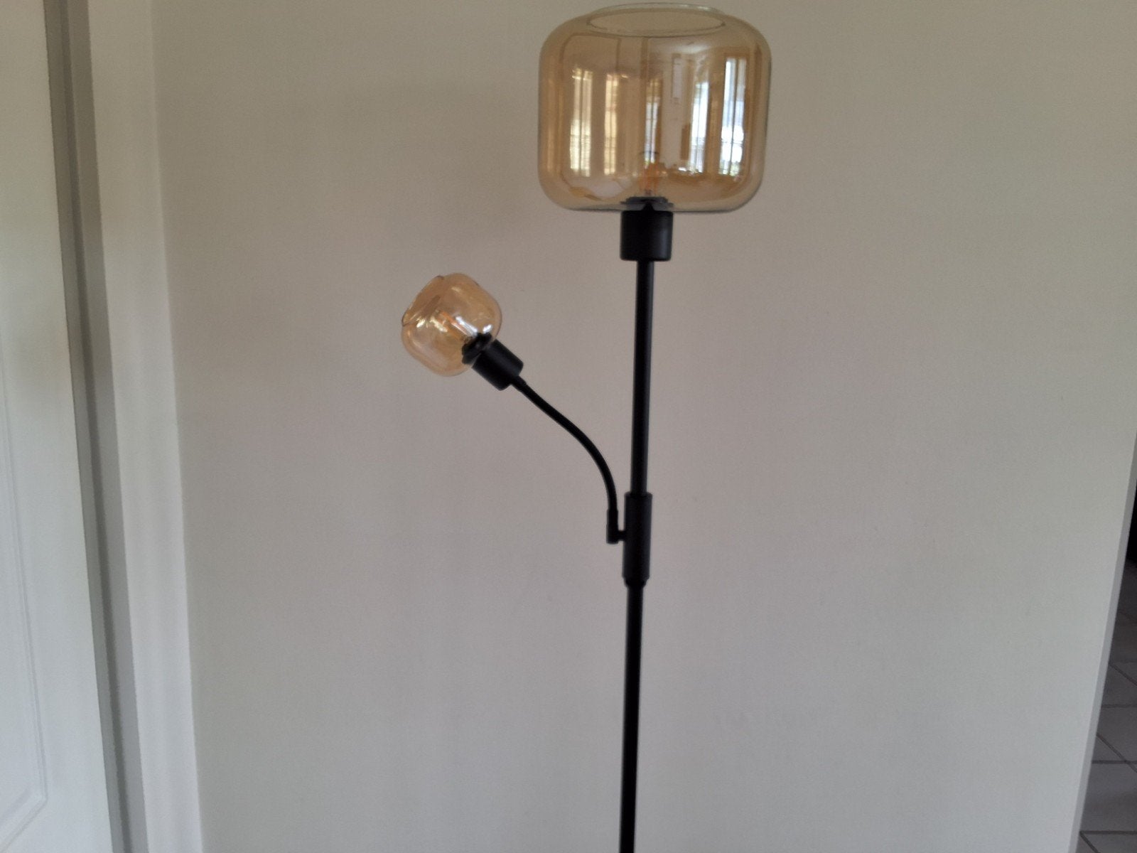 Moderne Vloerlamp met Dubbele Lichtbron - Zwart/Amber, Ophalen of Verzenden, Nieuw, Glas, 150 tot 200 cm