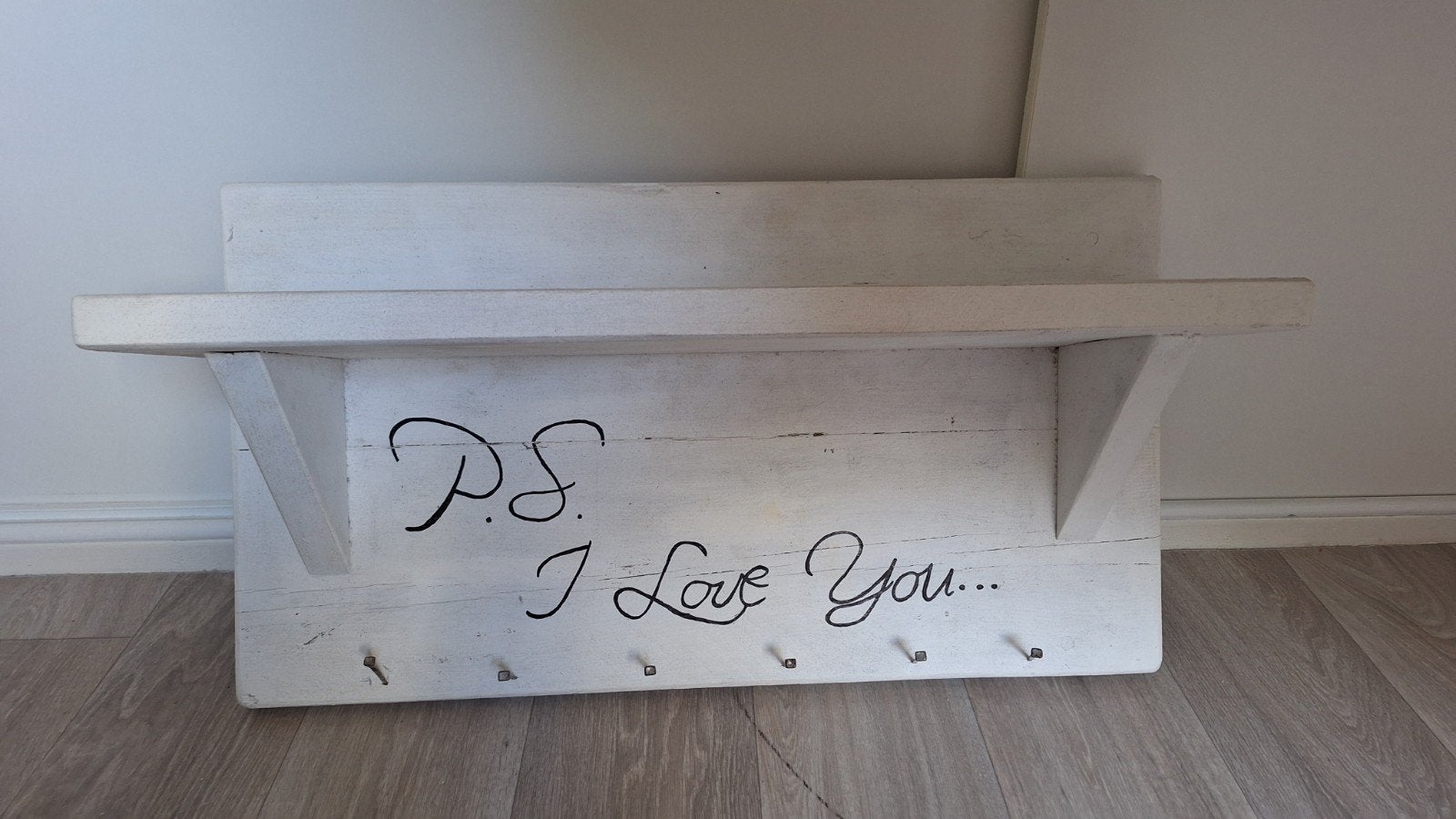 Witte houten wandplank met haken - P.S. I Love You, Ophalen, Gebruikt