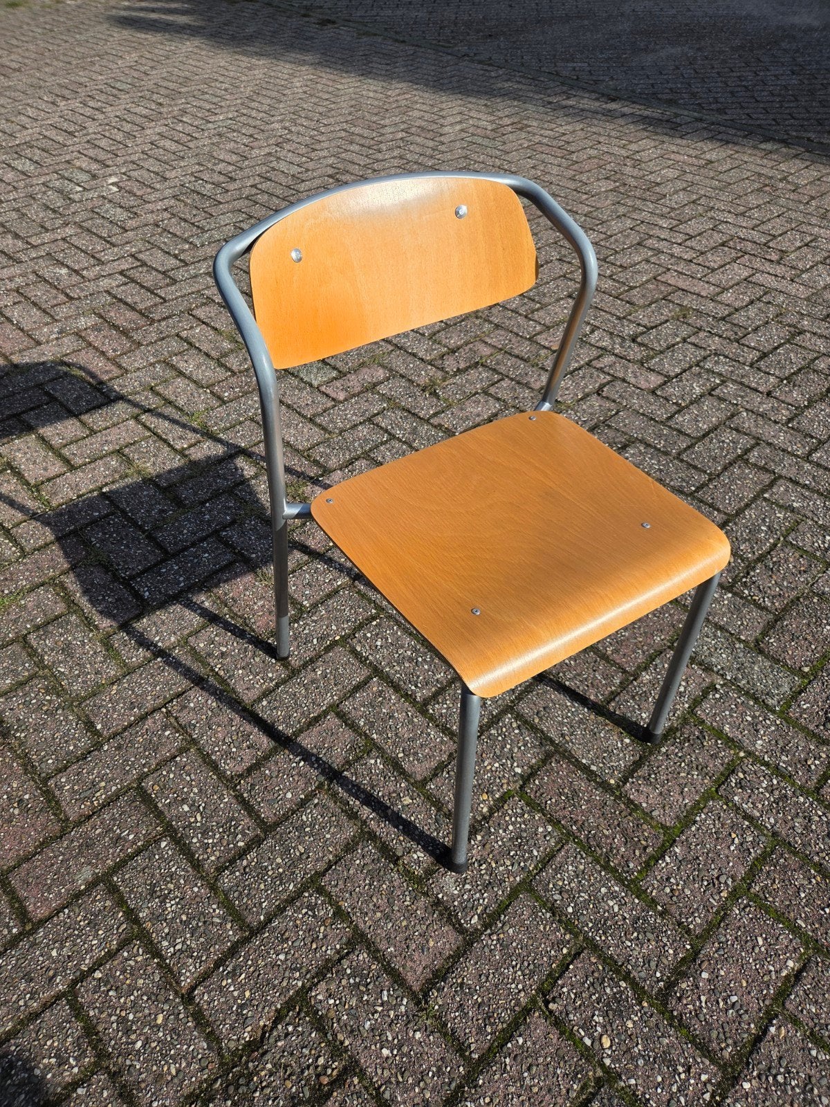 4 stapelbaar kantine school stoelen, Huis en Inrichting, Ophalen of Verzenden, Gebruikt, Bruin, Vijf, Zes of meer stoelen
