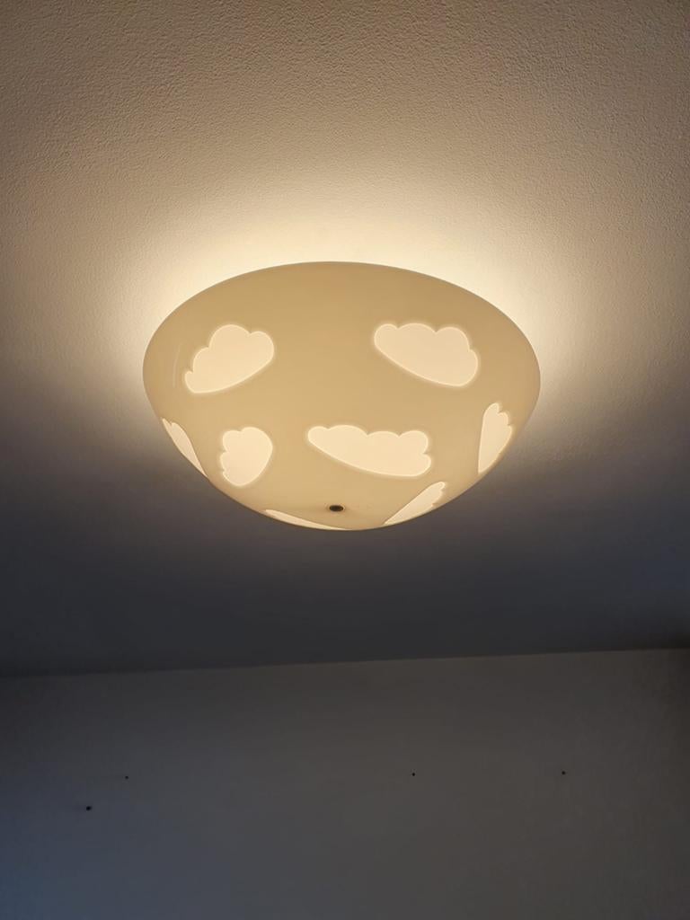Ikea Plafondlamp met wolkenpatroon - Kinderkamerlamp, Ophalen of Verzenden, Zo goed als nieuw, Kunststof, Speels, Kinderkamer, Modern