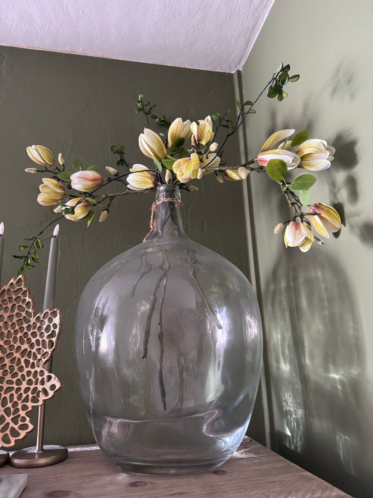 Grote glazen pot/vaas met magnolia takken, Ophalen, Gebruikt, Transparant, Inclusief decoratie
