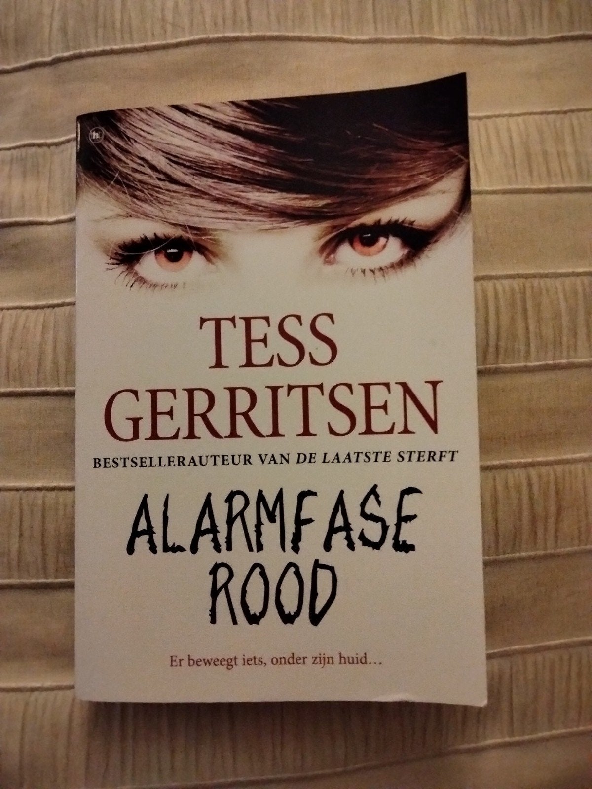 Tess Gerritsen - Alarmfase Rood, Ophalen of Verzenden, Zo goed als nieuw, Tess Gerritsen