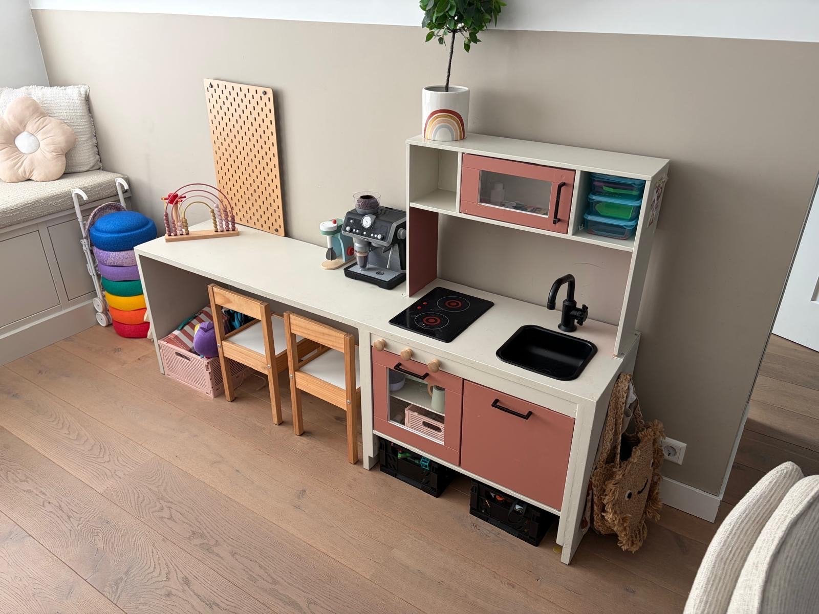 Ikea kinderkeuken met werkblad, inclusief 2 stoeltjes, Ophalen, Gebruikt, Jongen of Meisje