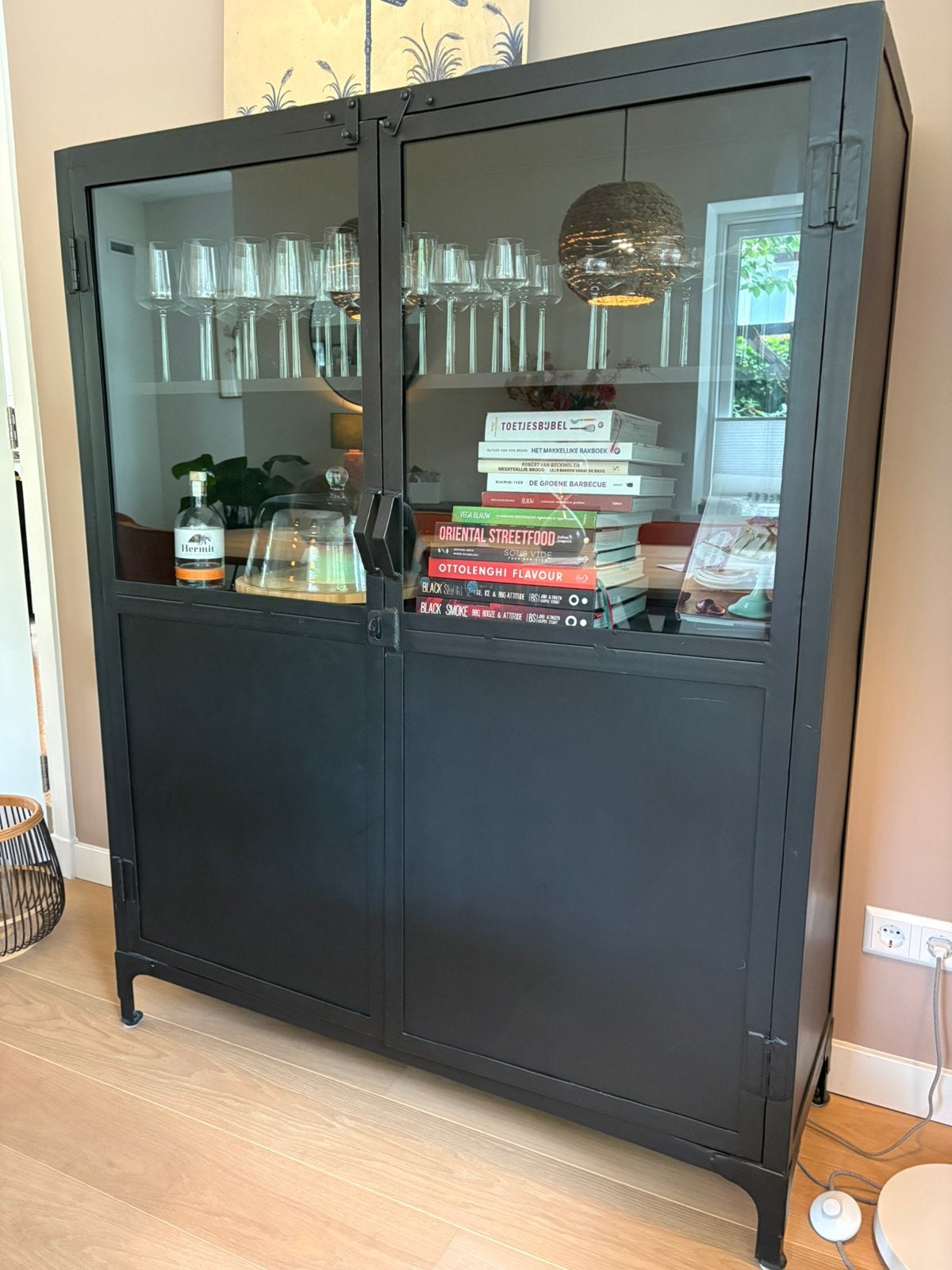 Stalen vitrine/buffet kast, zwart 150x120x40, Ophalen, Met deur(en), 100 tot 150 cm, Zo goed als nieuw
