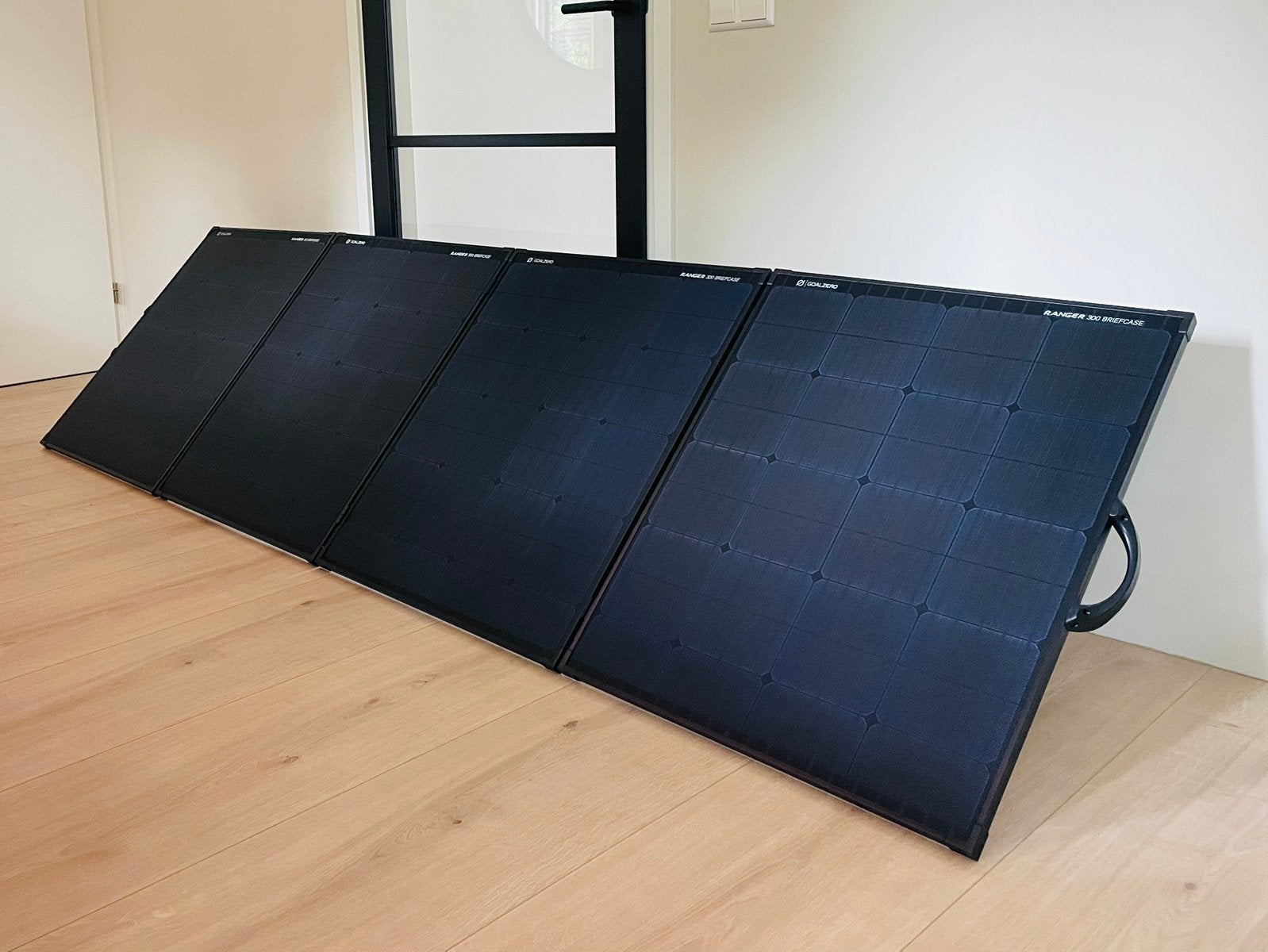 Goal Zero Yeti 1500X + Ranger 300 Briefcase Zonnepanelen, Ophalen, Zo goed als nieuw