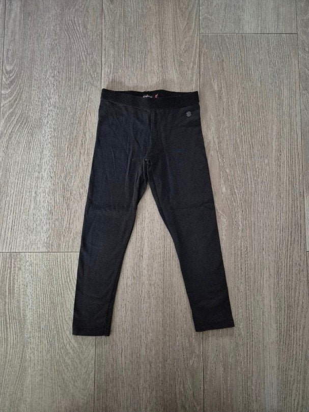 Persival legging broekje zwart mt 104/110

Voor meer meisjes, Ophalen of Verzenden, Zo goed als nieuw, Meisje, Broek