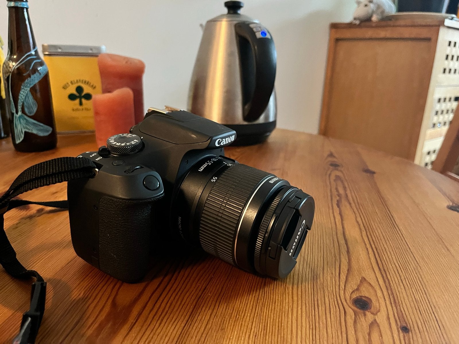 Canon EOS 2000D + 18-55mm lens, Spiegelreflex, Canon, Zo goed als nieuw, 4 t/m 7 keer