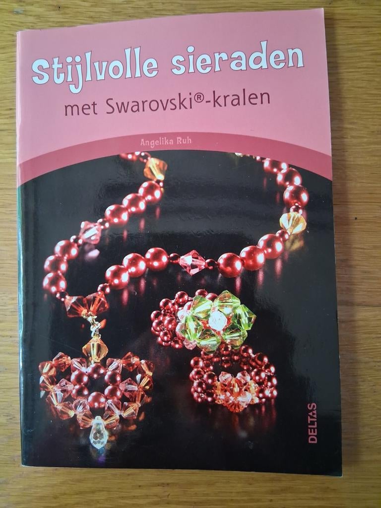 Stijlvolle sieraden met Swarovski-kralen - Angelika Ruh, Ophalen of Verzenden, Gelezen, Sieraden maken, Angelika Ruh