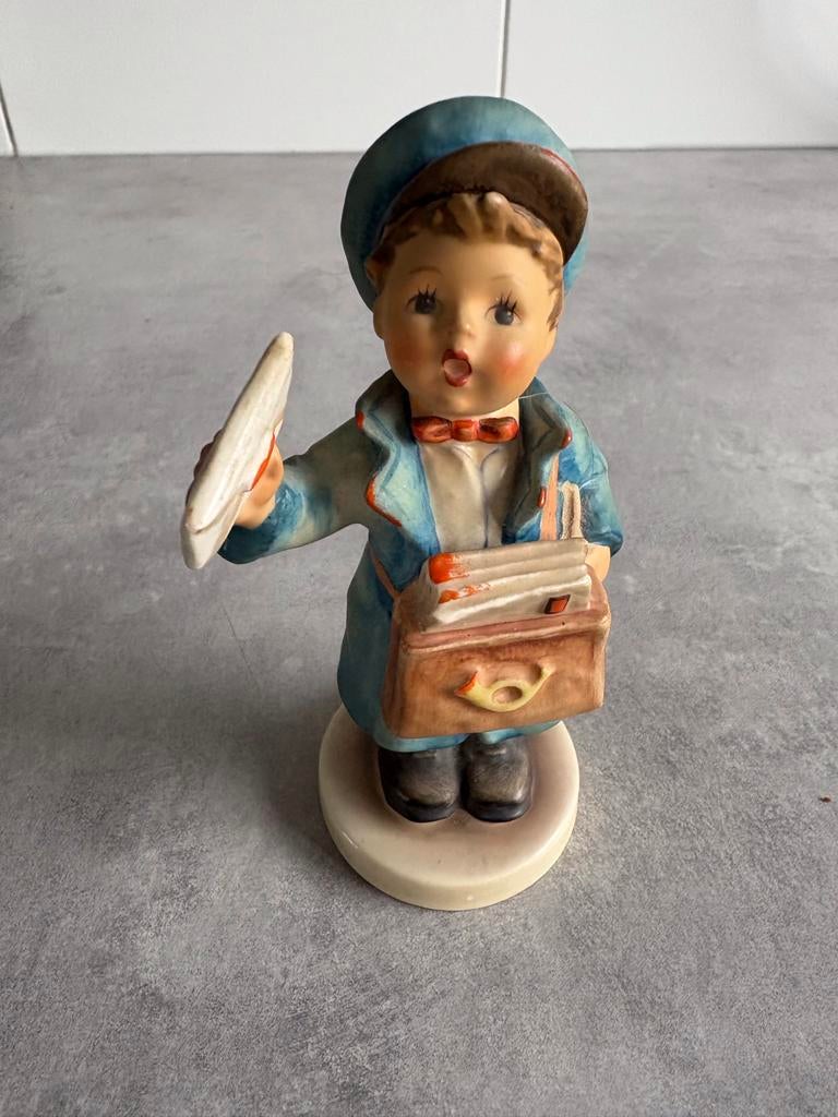 Goebel Hummeltje Postbode Beeldje, Antiek en Kunst, Ophalen of Verzenden