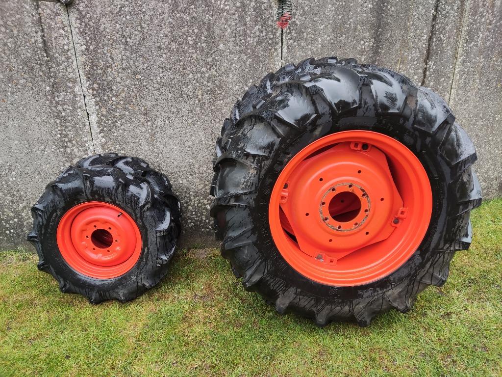 Complete set banden met velg voor een Kubota (midi)tractor, Zakelijke goederen, Agrarisch | Onderdelen | Banden, Velgen en Assen