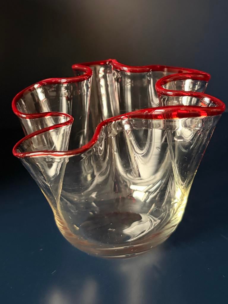 Elegant Zakdoek Vaasje met Rode Rand, Ophalen of Verzenden, Minder dan 50 cm, Rood, Glas