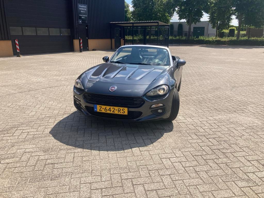Fiat 124 Spider 1.4 Multiair Turbo 16v 140pk Aut. 2018 Grijs, Auto's, Automaat, Zwart, Cabriolet, 49 €/maand