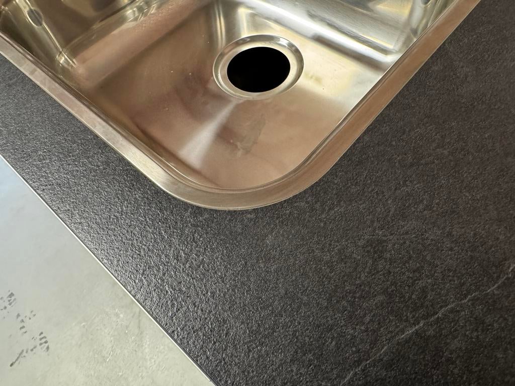 Semi-greep loze keuken, parelgrijs met donker blad € 4475,=, Huis en Inrichting, Keuken | Complete keukens, Ophalen, Nieuw, Enkelwandige keuken