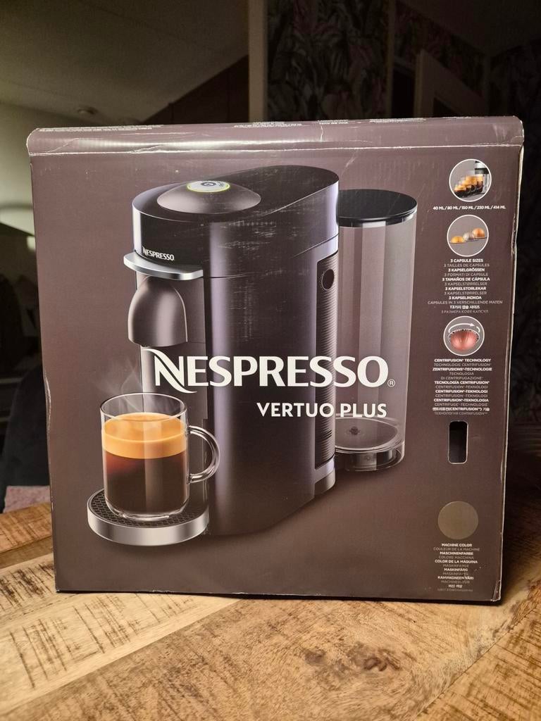 Te koop Nespresso Vertuo Plus nieuw in doos!, Ophalen, Nieuw, Koffiemachine