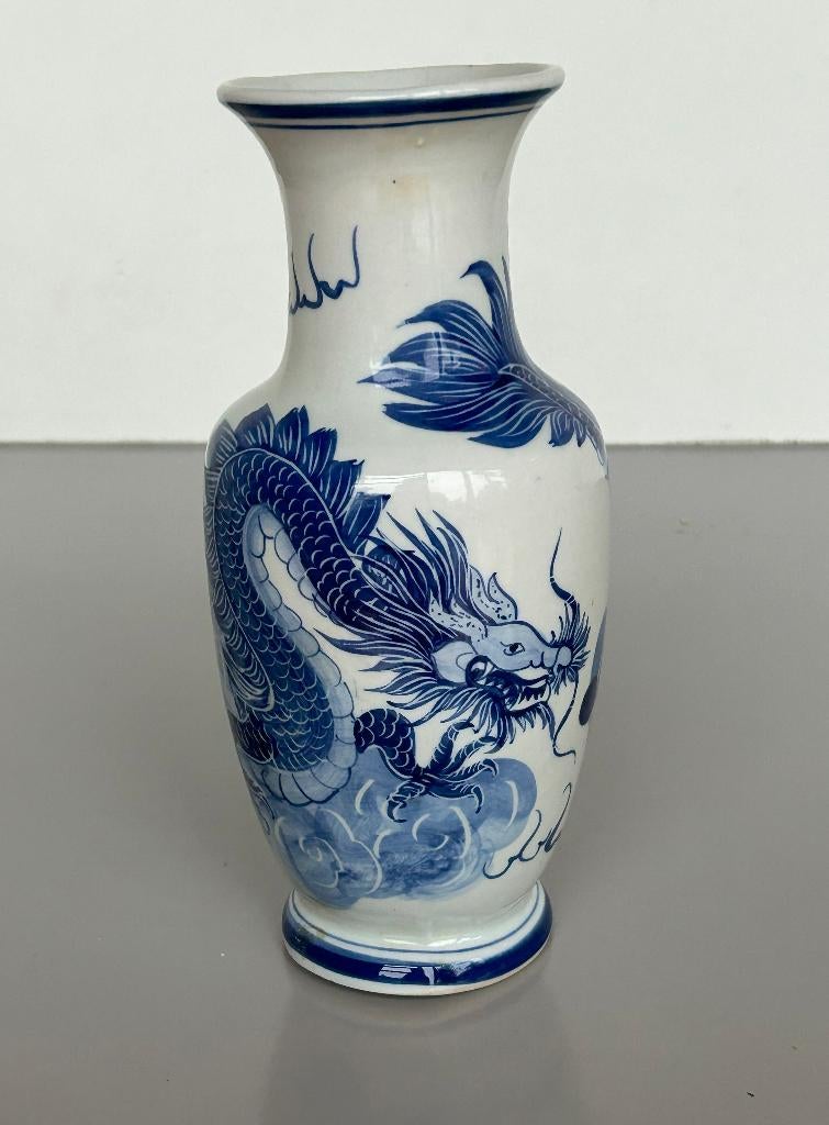 Oude Chinese blauw witte vaas met draken decor., Ophalen of Verzenden