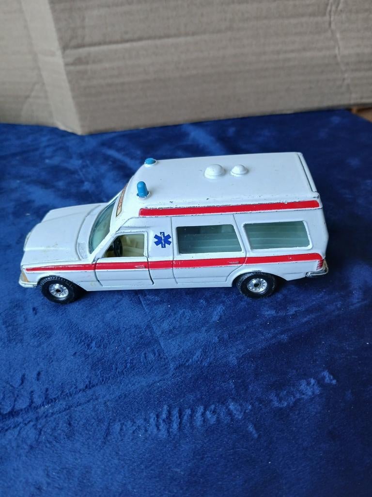 Bonna 2500 Mercedes ambulance.  Corgi toys opknapper, Ophalen of Verzenden, Gebruikt, Auto, Corgi