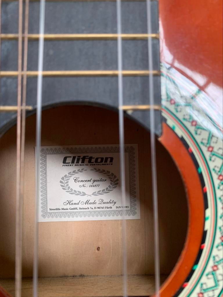 Foto 2 van Gitaar drie Akoestische gitaren Resonata Cinar en Clifton.