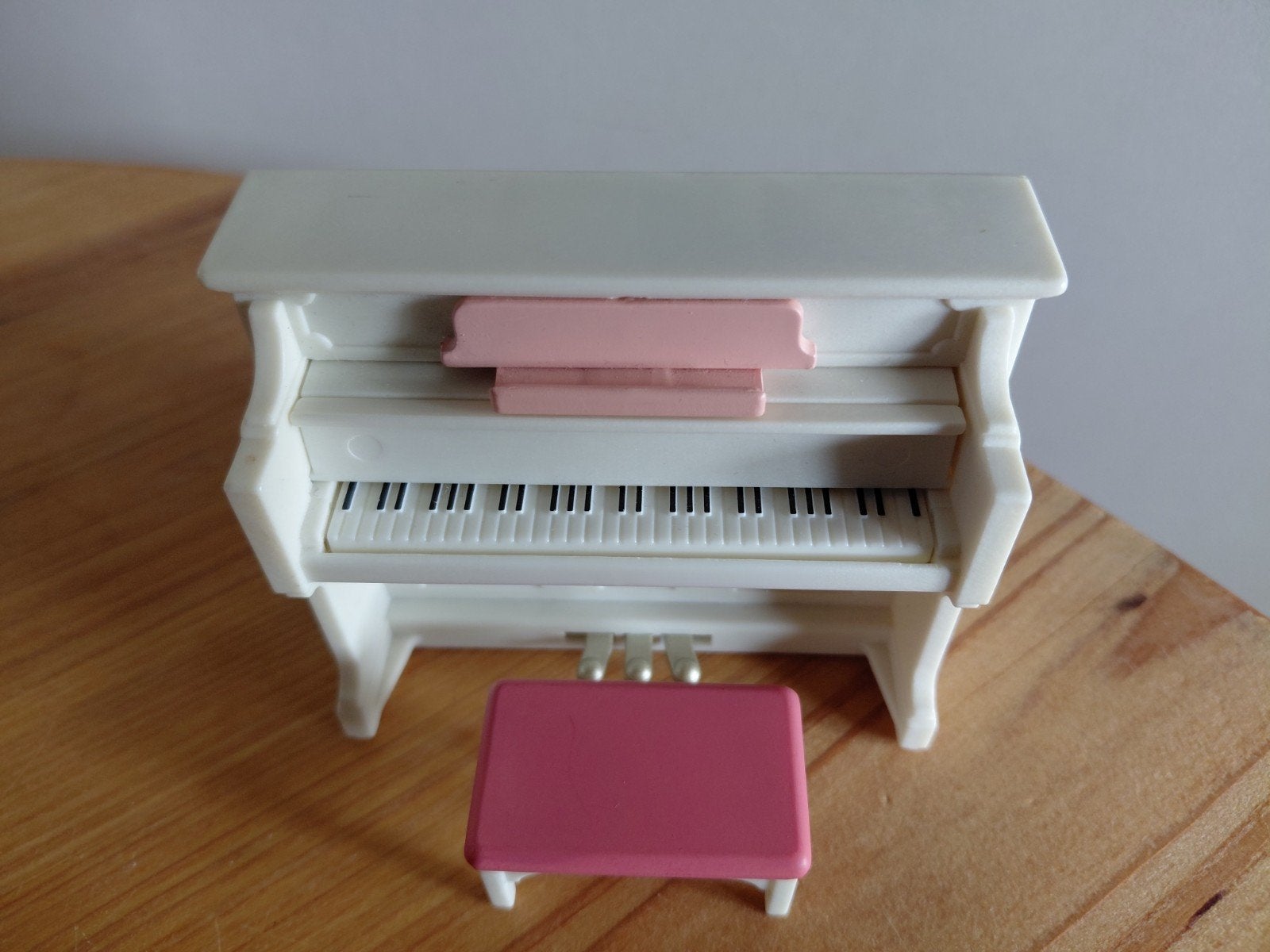 Sylvanian Families witte piano/roze bankje, Ophalen of Verzenden, Zo goed als nieuw, Poppenhuis