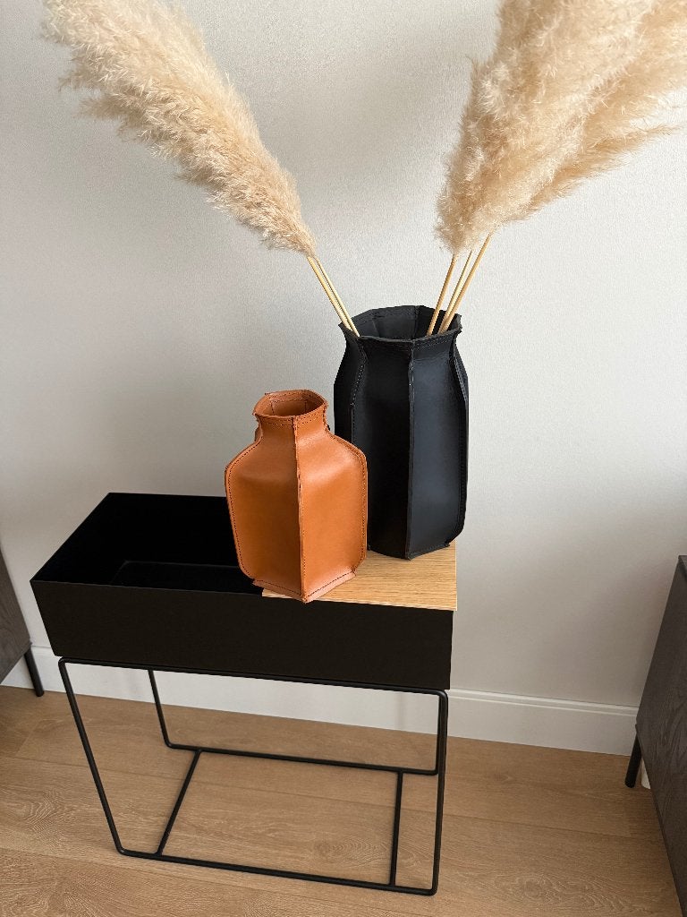 Vaas Studio Roex Plumber Piece L en S leer zwart en cognac, Huis en Inrichting, Woonaccessoires | Vazen, Ophalen, Zo goed als nieuw