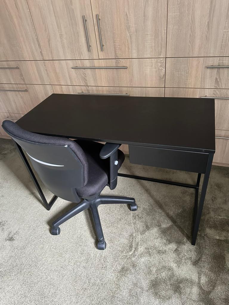 Modern zwart bureau met lade - WOOOOD Teun, Huis en Inrichting, Bureaus, Zwart, 110 cm, Met lades, Metaal