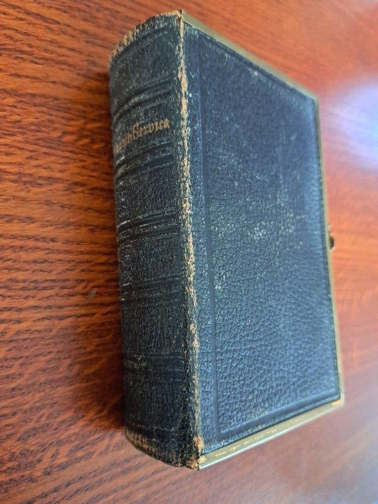Oud Church Service boekje – Engels – slotje – goud op snee, Ophalen of Verzenden, Gelezen