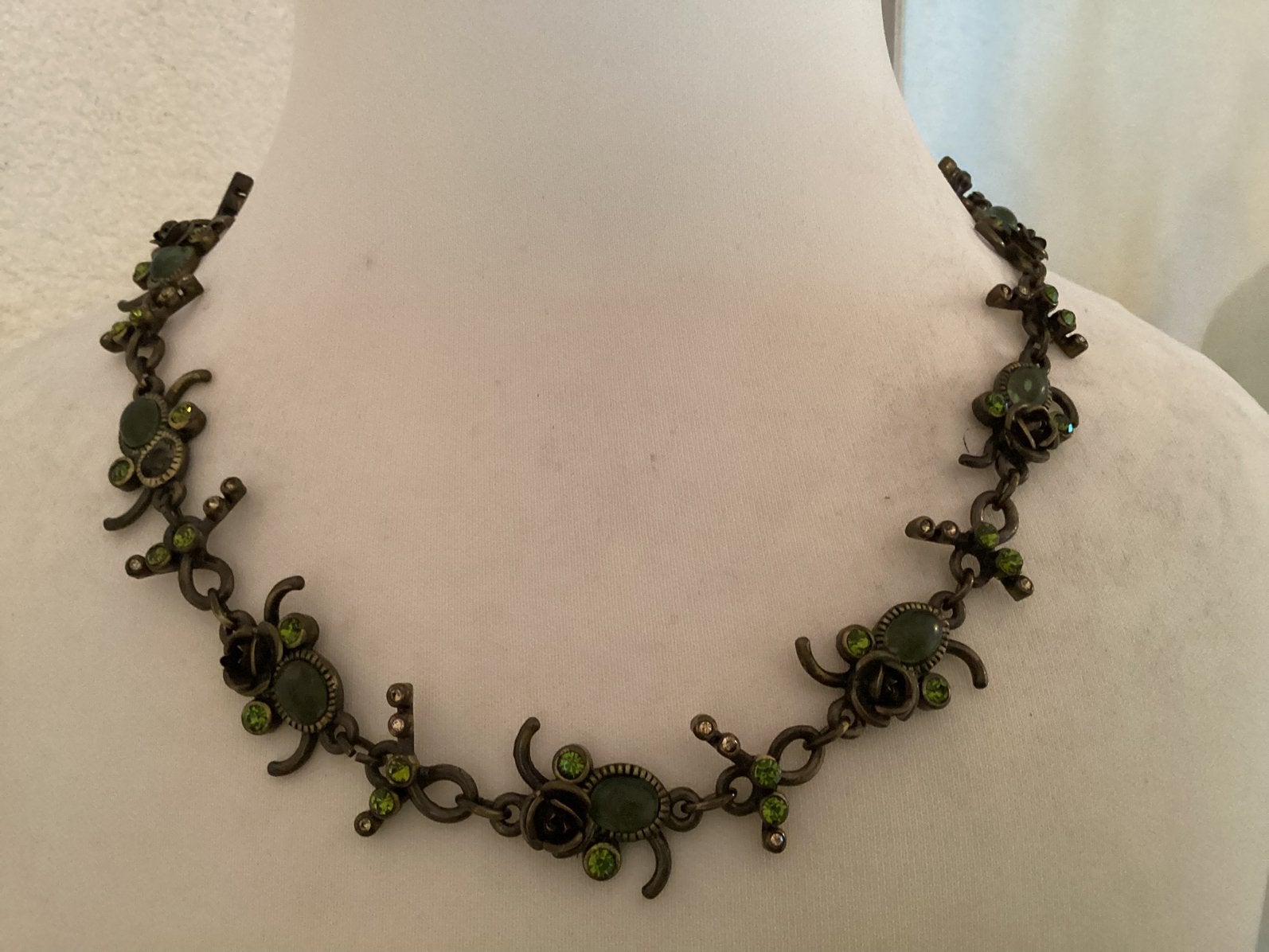 ‘Behave’ Halsketting.Met Roosjes en Strass-stenen.Bronsgroen, Ophalen of Verzenden, Zo goed als nieuw, Zilver, Overige materialen