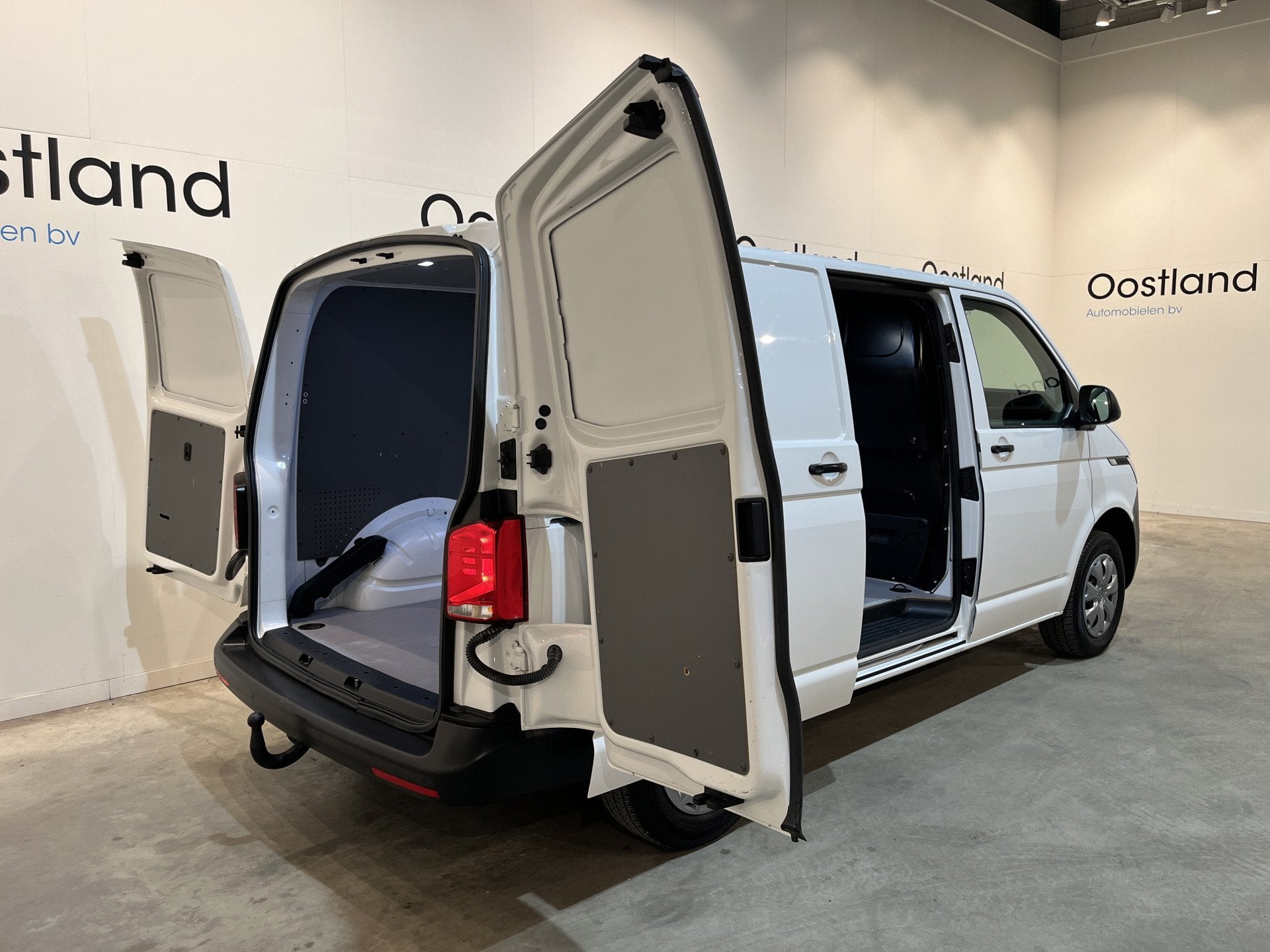 Foto 2 van Volkswagen Transporter 2.0 TDI L1H1 150 PK Automaat / Euro 6