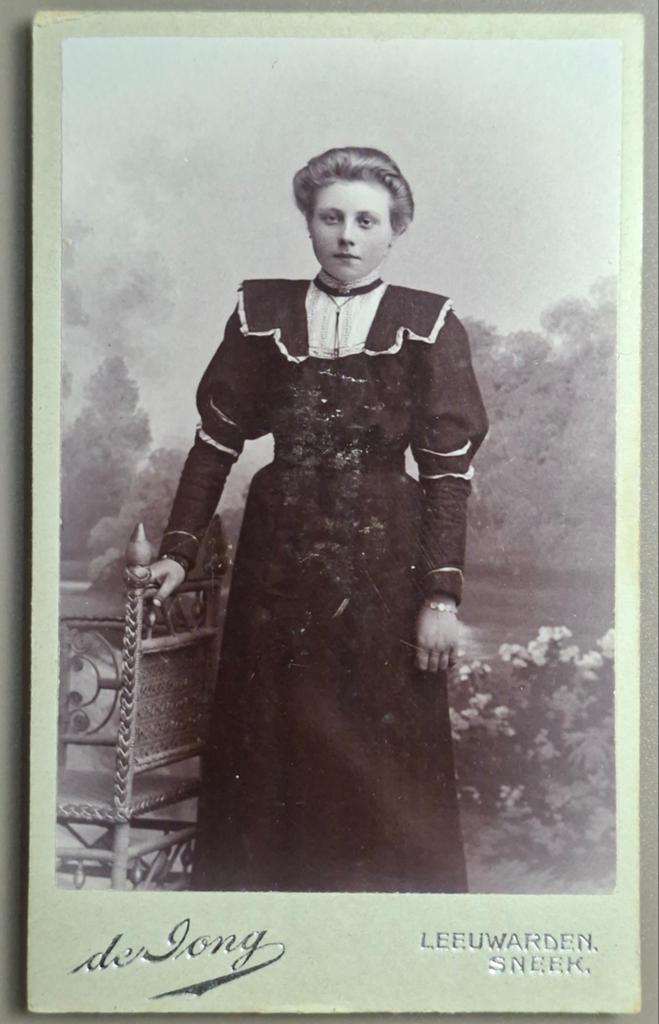 290 cdv jonge vrouw Leeuwarden Sneek fotograaf de Jong, Ophalen of Verzenden, Voor 1940, Gebruikt