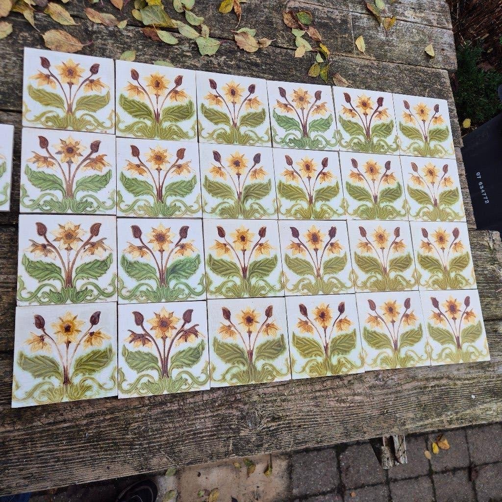 60 art nouveau cremewitte wandtegels met bloem in relief, Ophalen