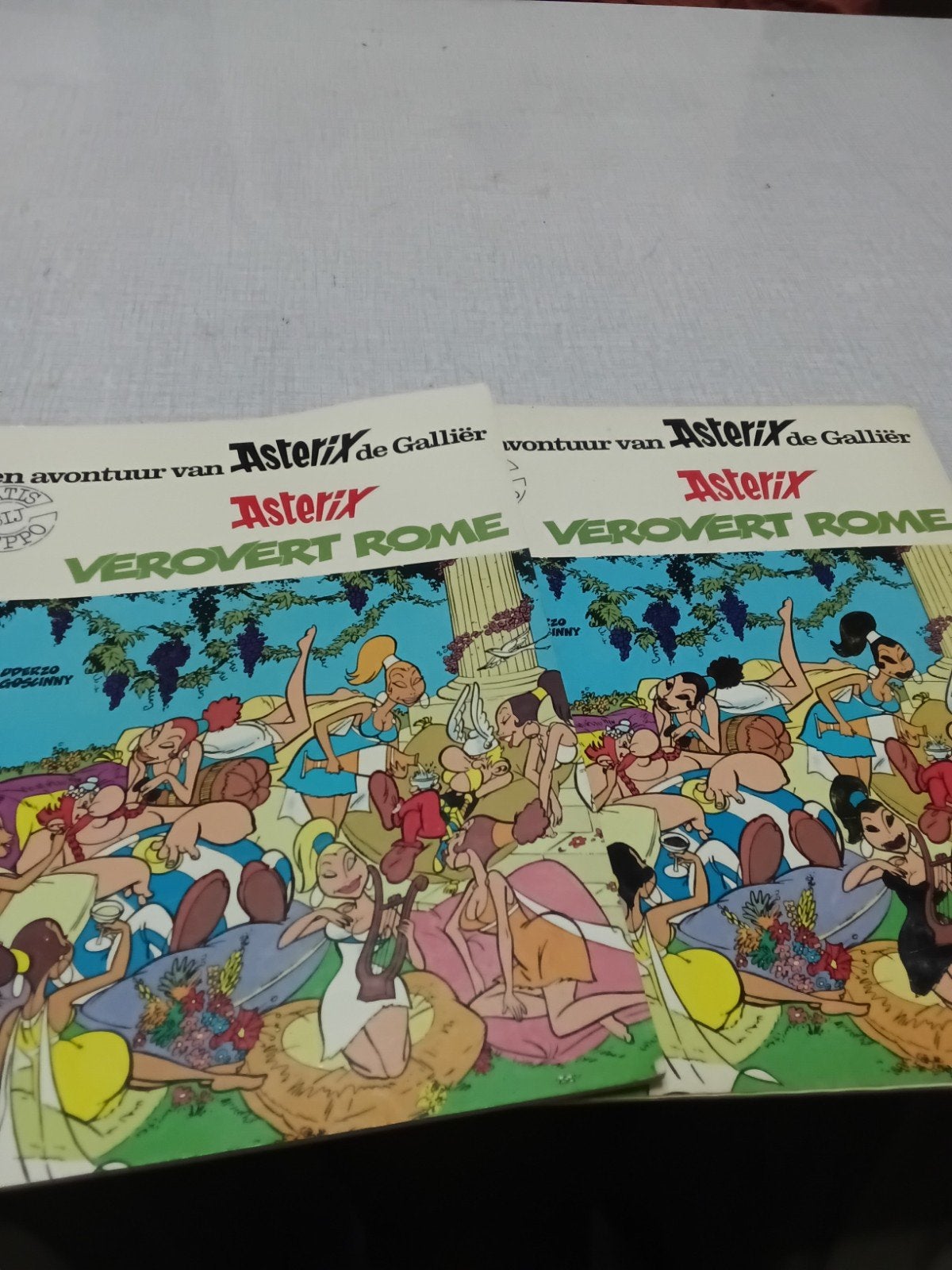 Stripboek 2x van Asterix; Verovert Rome., Meerdere stripboeken, Ophalen of Verzenden, Gelezen