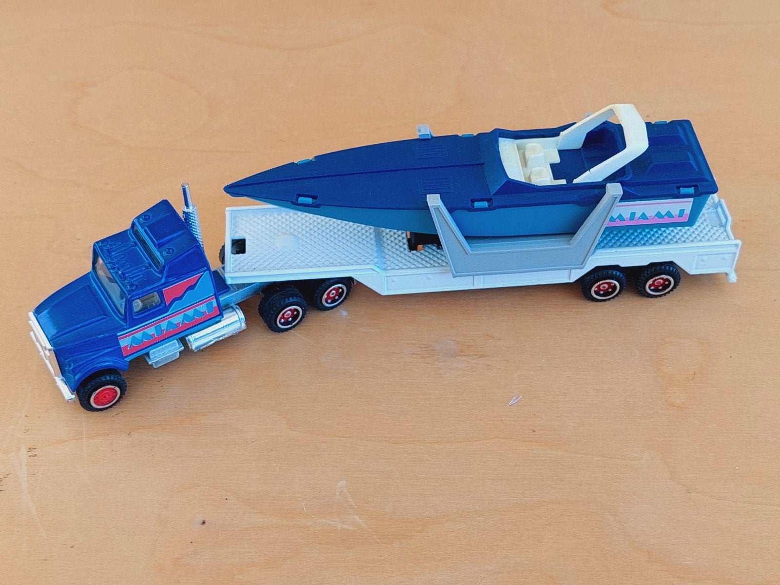Majorette Kenworth T800B met speedboat 1:87, Overige merken, 1:50 of kleiner, Ophalen of Verzenden, Zo goed als nieuw