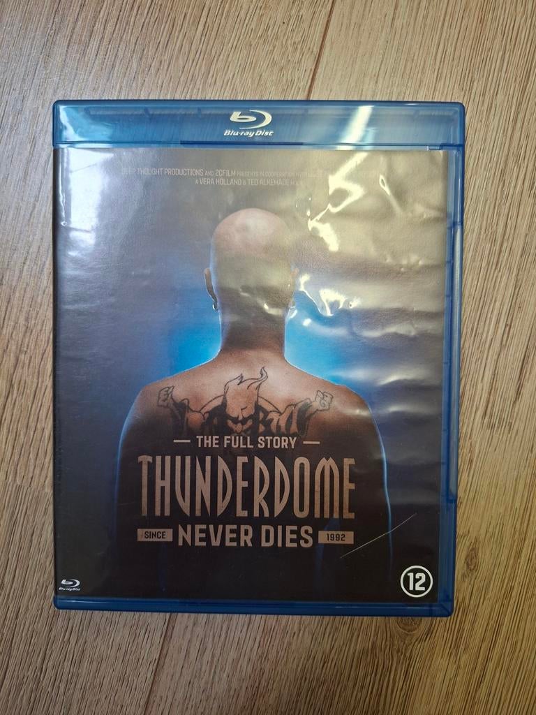 Thunderdome Never Dies Blu-Ray en DVD - The Full Story (NL), Ophalen of Verzenden, Nieuw in verpakking, Documentaire en Educatief