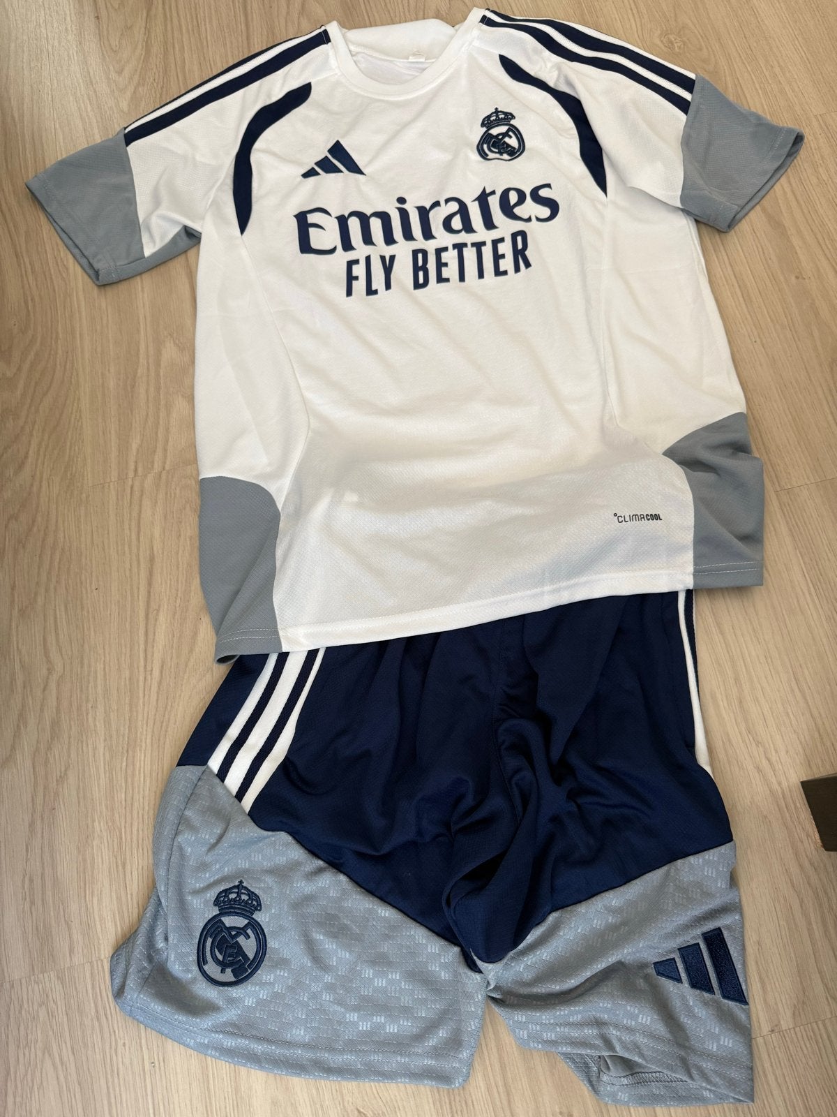 Real Madrid trainingspak seizoen 26/27 nieuw met kaartjes, Maat 48/50 (M), Wit, Nieuw, Ophalen of Verzenden