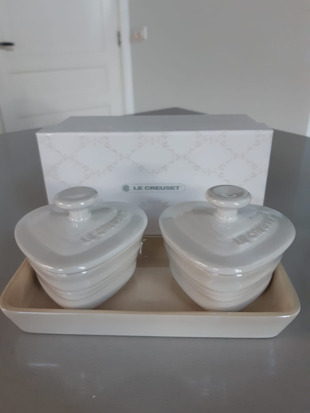 Le Creuset Hartvormige Ramekins op schaal in Parelmoer Wit, Ophalen of Verzenden, Nieuw, Overige stijlen, Schaal of Schalen