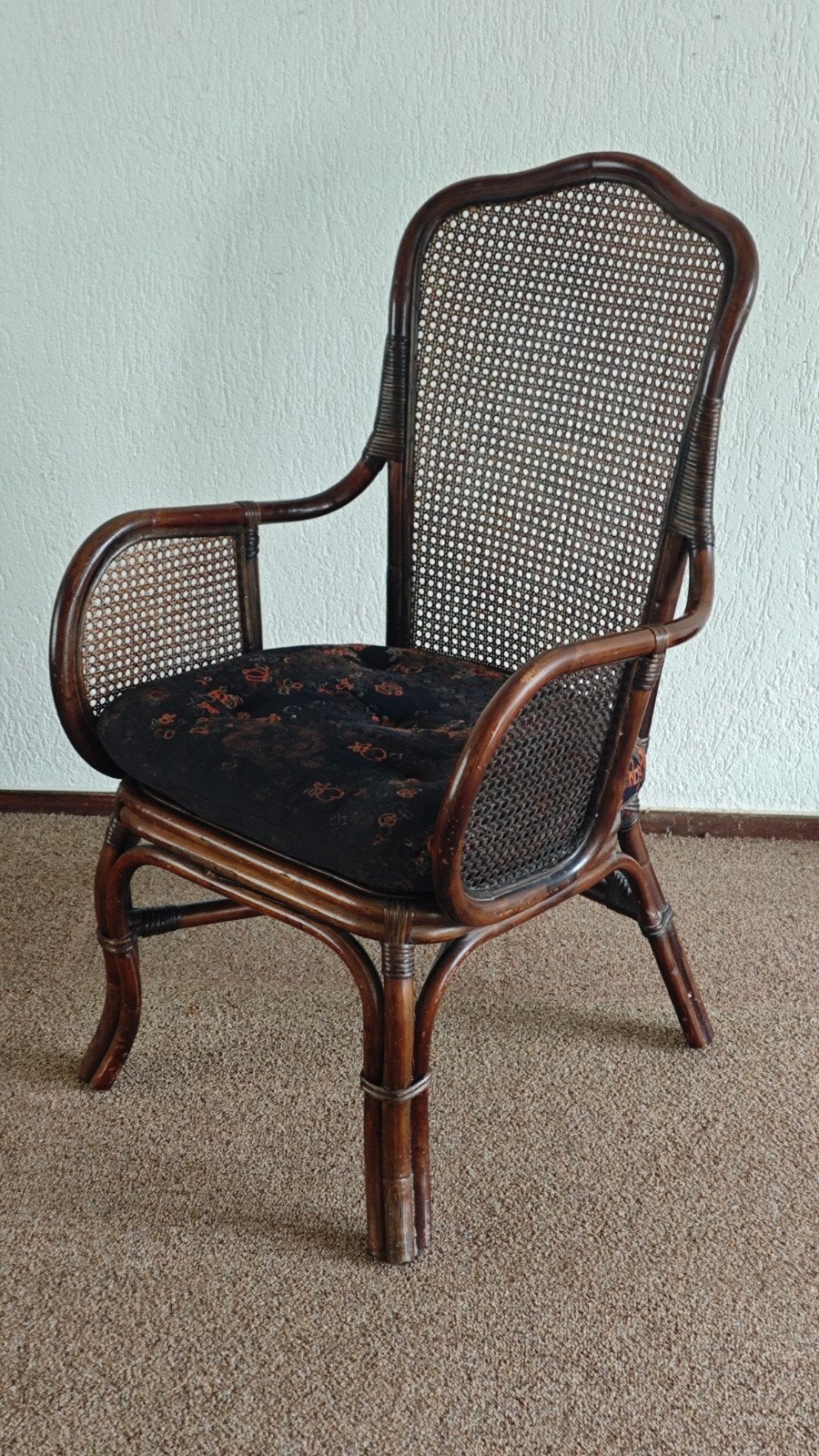 Vintage rotan stoel met bloemenkussen, Huis en Inrichting, Ophalen, Gebruikt, Bruin, Vintage