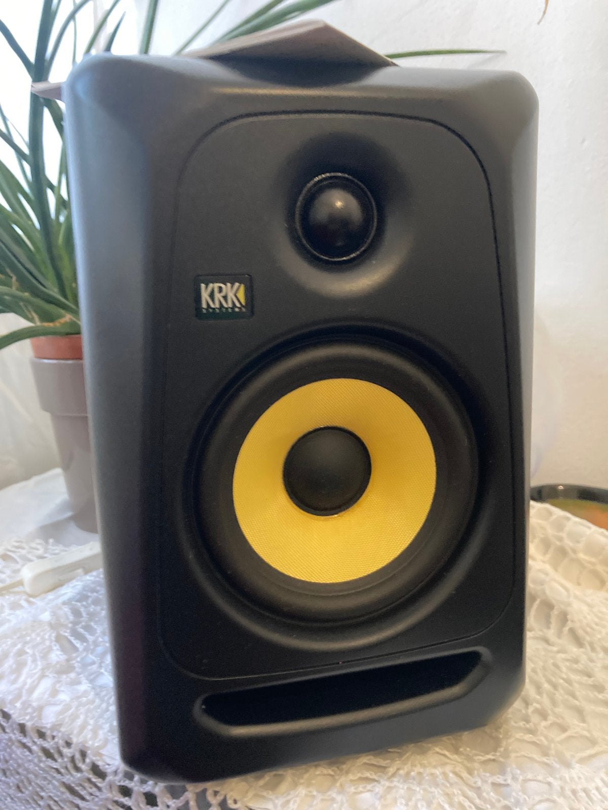 KRK Classic 5 monitor speaker +ROLAND RCA2 male to jack cabl