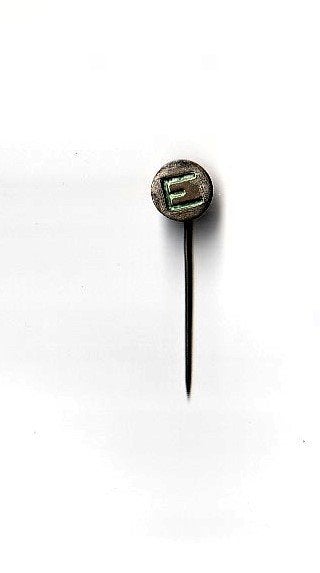 onbekend dunmetaal speldje met letter E, Ophalen of Verzenden, Gebruikt, Overige onderwerpen, Speldje of Pin